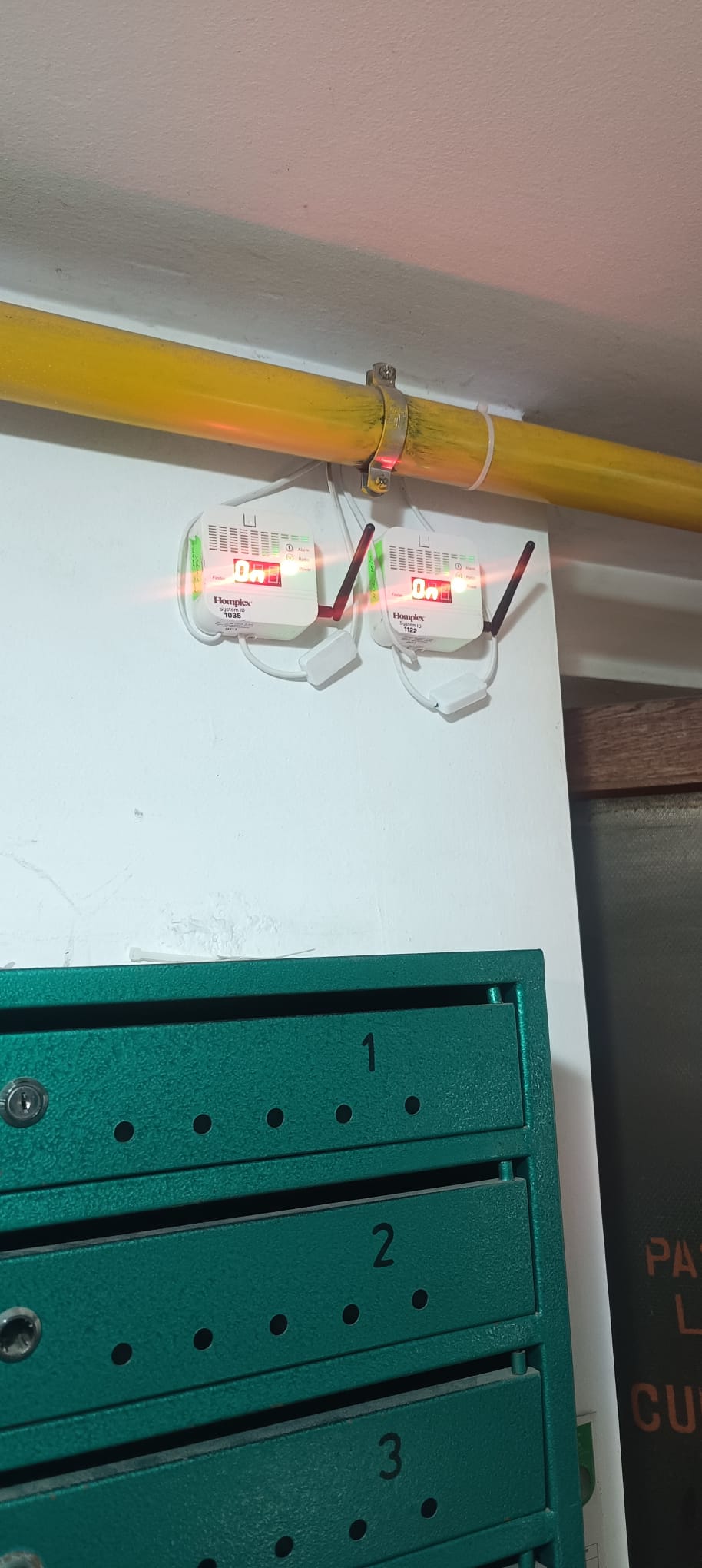 Detectoare de gaze cu electrovalvă montate pe conducta de gaze la scara unui bloc din București